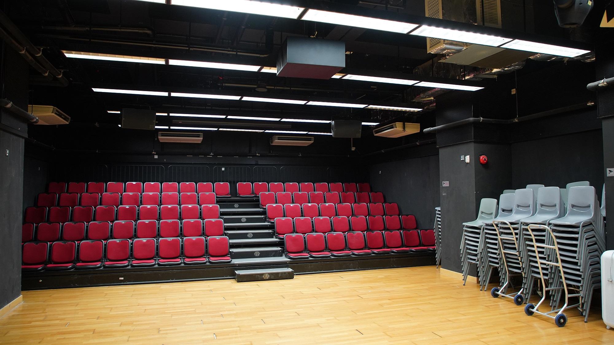 為了提供更優質的學習環境,學校多年來不斷提升設備,已建成一座具運動、表演藝術及學術功能的教學大樓。