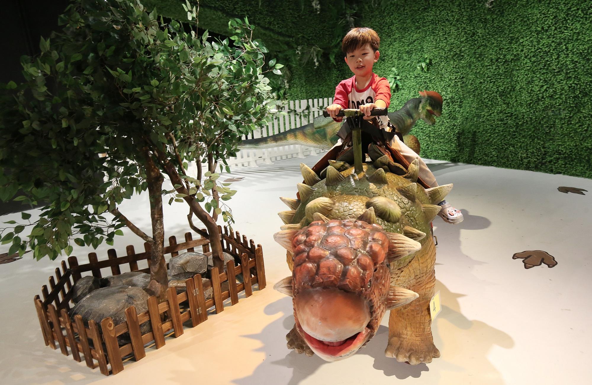 孩子可以騎上仿真恐龍上享受乘騎的快感。