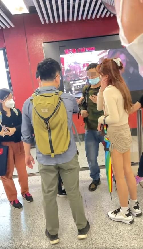 數名途人最終成功拿走眼鏡男子的手機。(網片截圖)