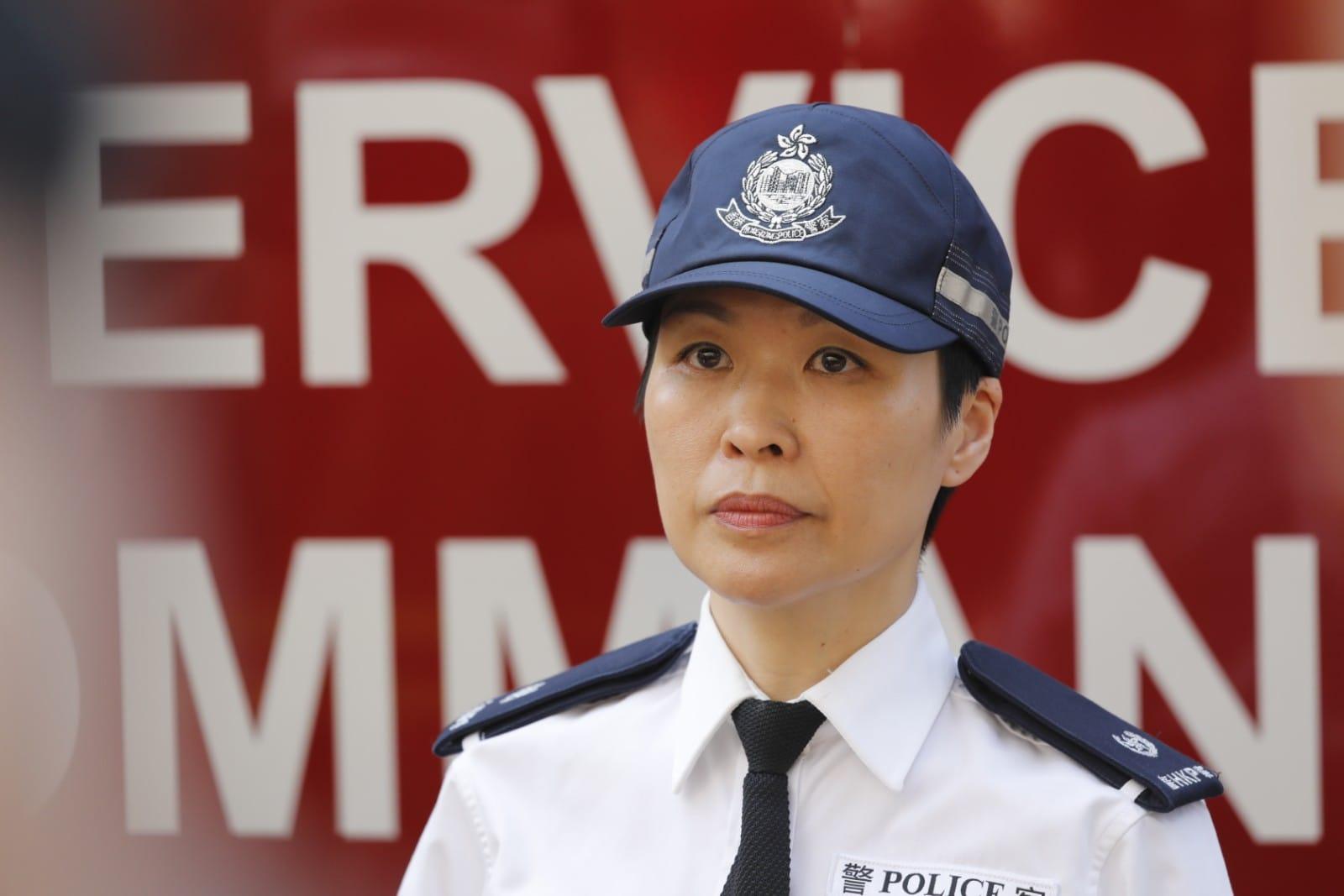 尖沙咀分區指揮官警司吳翠婷呼籲市民繼續遠離現場,留意道路重開消息。(林俊源攝)