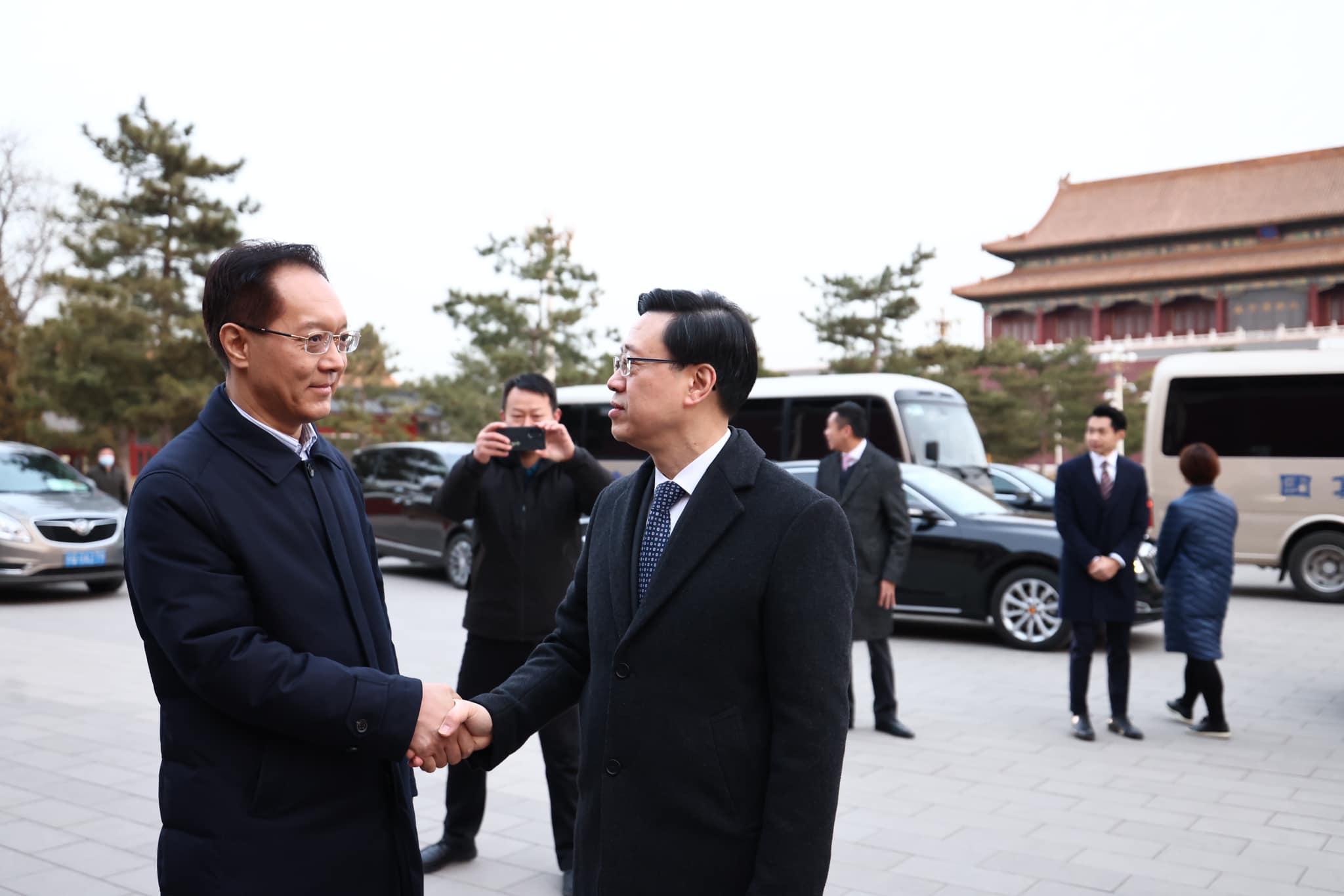 李家超繼續在北京訪問,今早在天安門首次觀看升旗禮。(李家超fb圖)