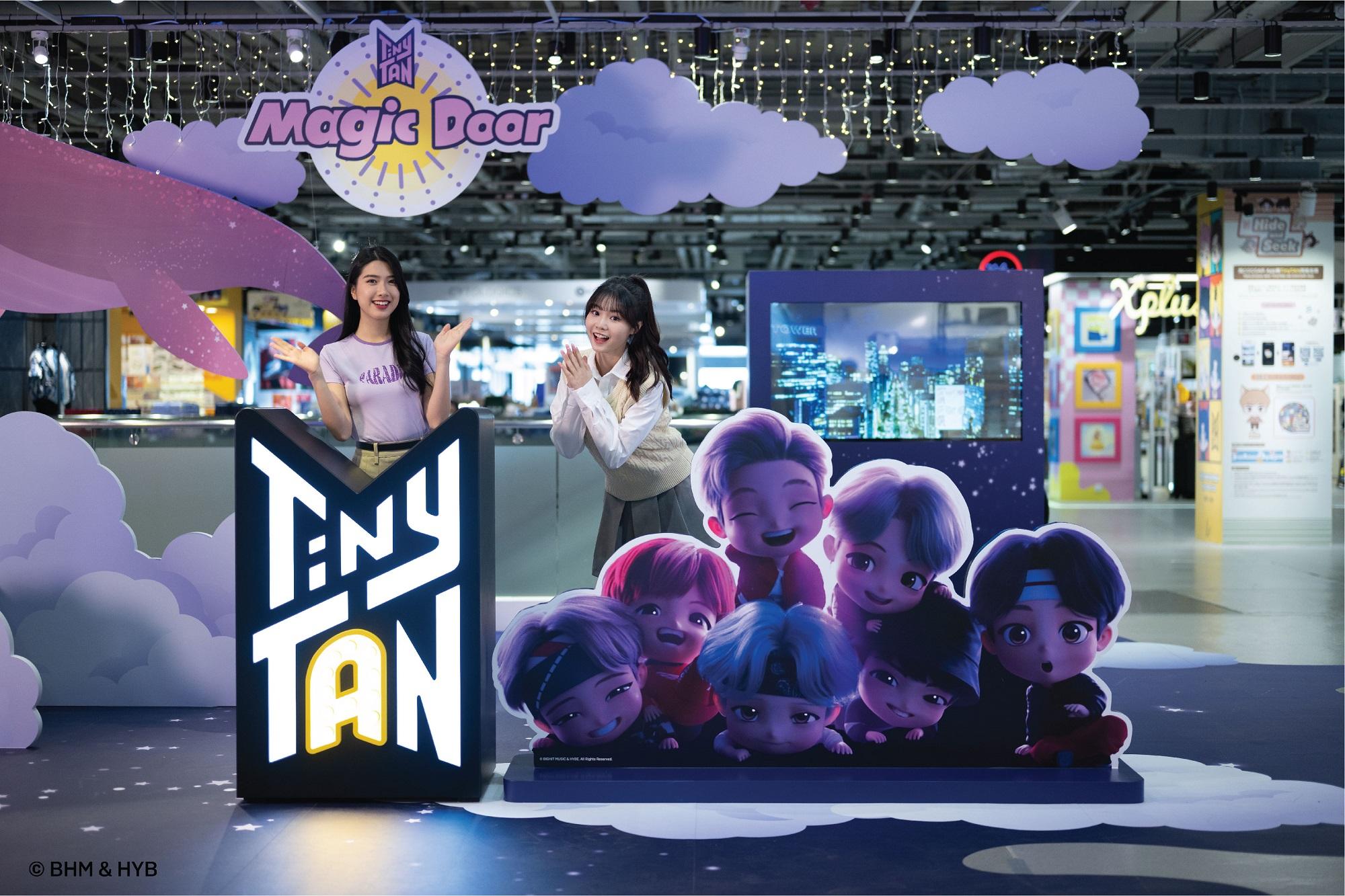 點擊現場熒光幕上的「Magic Door」,與可愛的TinyTAN合照。