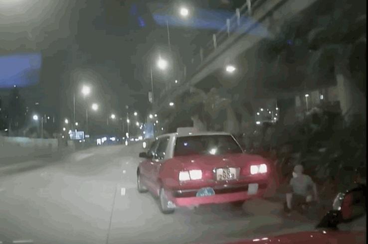 前方的的士司機情急下跳車,跌坐在路邊。(網上截圖)