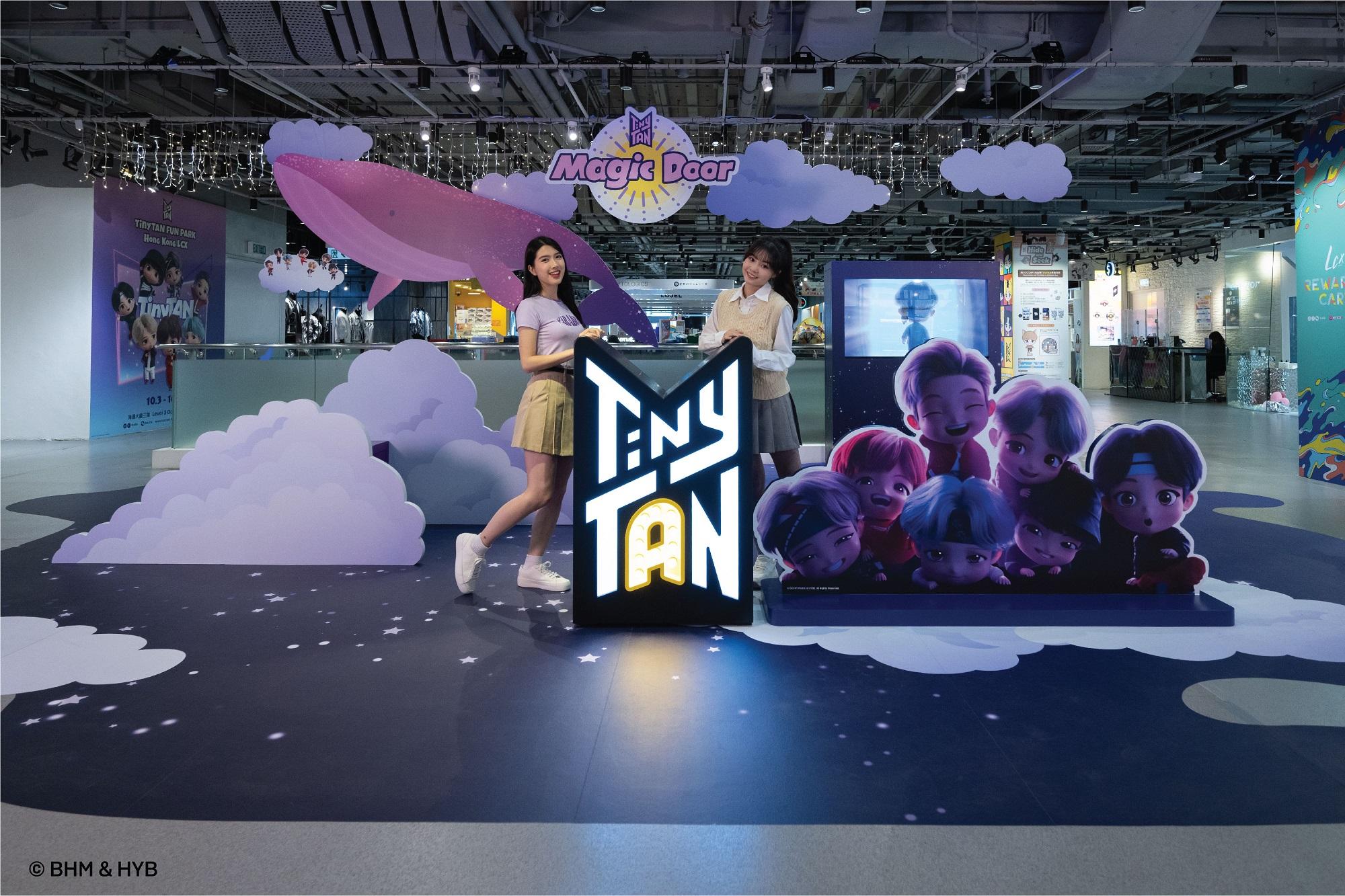 點擊現場熒光幕上的「Magic Door」,與可愛的TinyTAN合照。