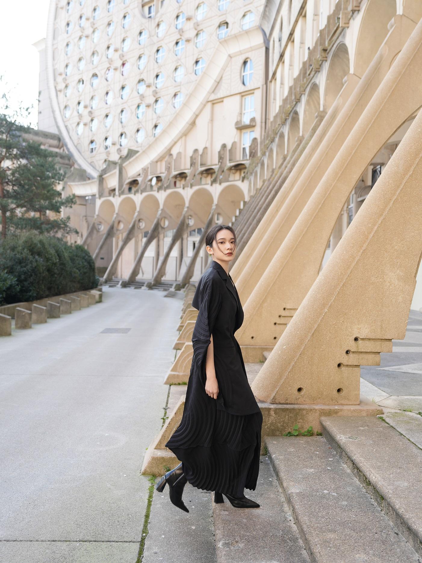 雲浩影人生首次往巴黎就是出席時裝騷。