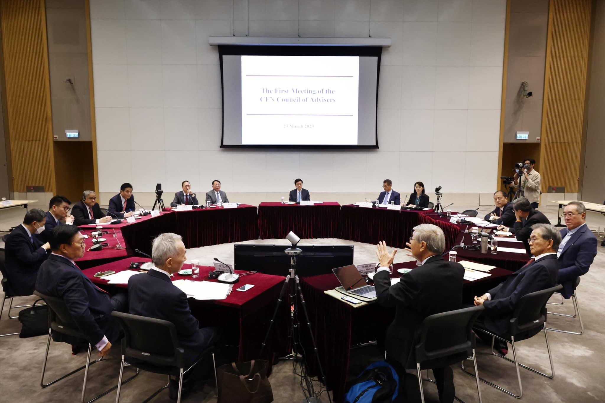 特首顧問團今日在政府總部舉行首次會議。(李家超fb圖)