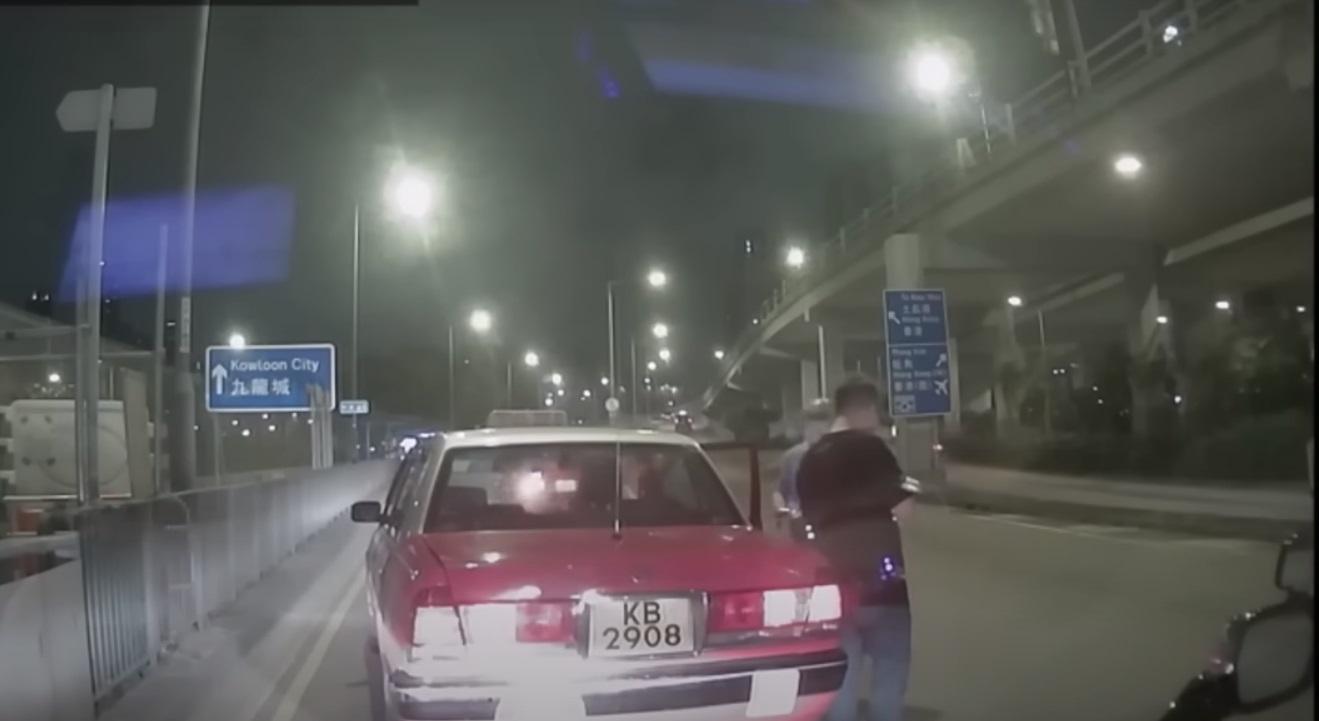 溜前的的士最終被拉停。(網片截圖)