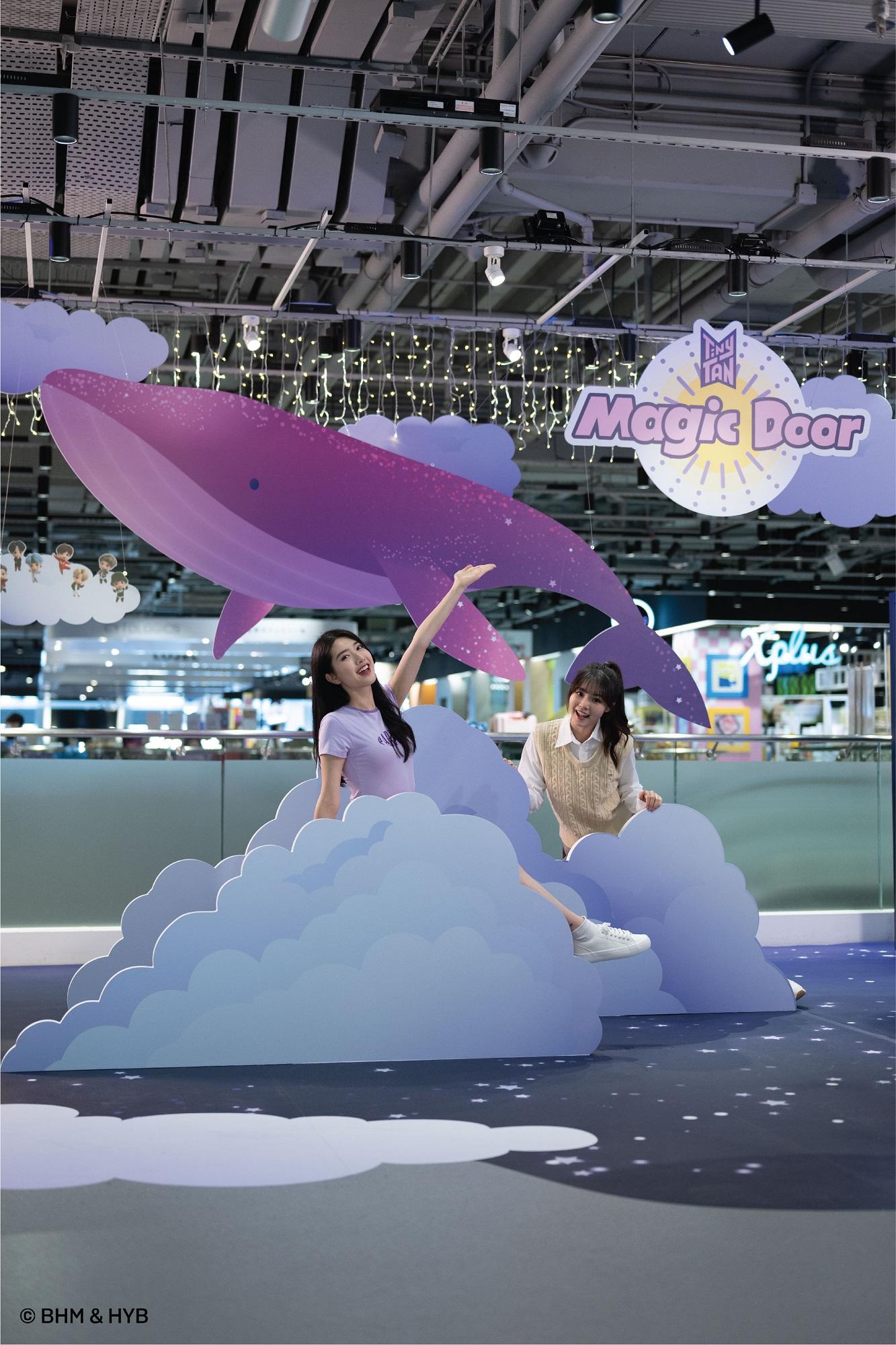 點擊現場熒光幕上的「Magic Door」,與可愛的TinyTAN合照。