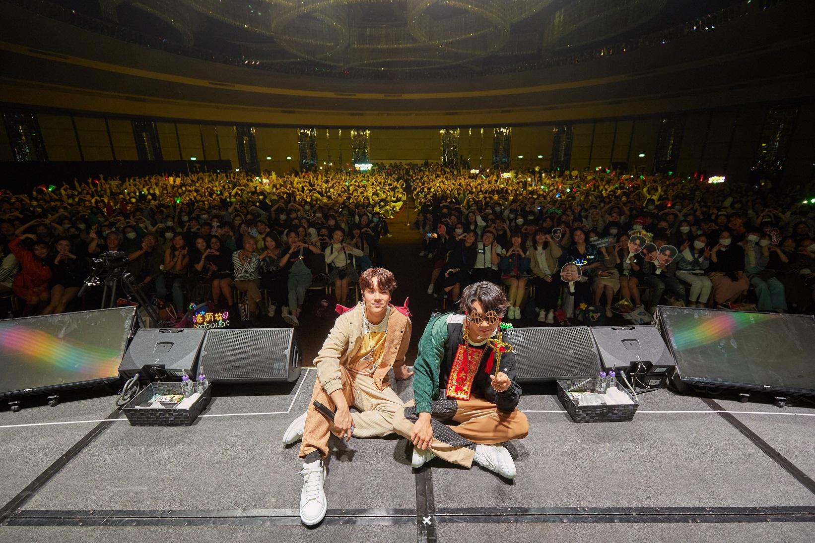 Ohm與Nanon與粉絲大合照。