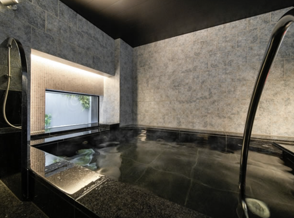 天然溫泉具有美肌、減輕關節痛、神經痛及消除疲勞之功效。