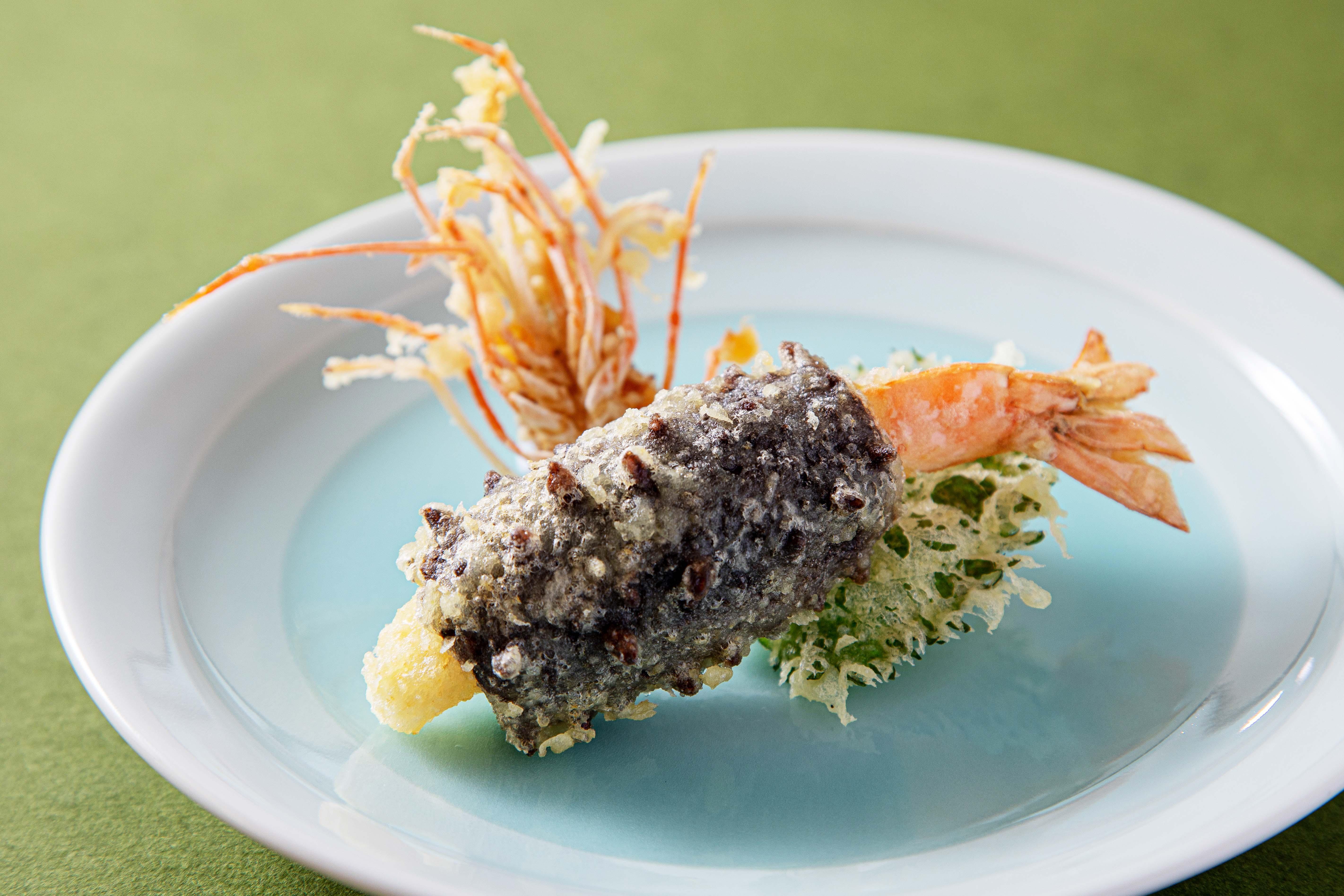 天婦羅關東遼蔘釀花竹蝦。(按時令供應有所不同)