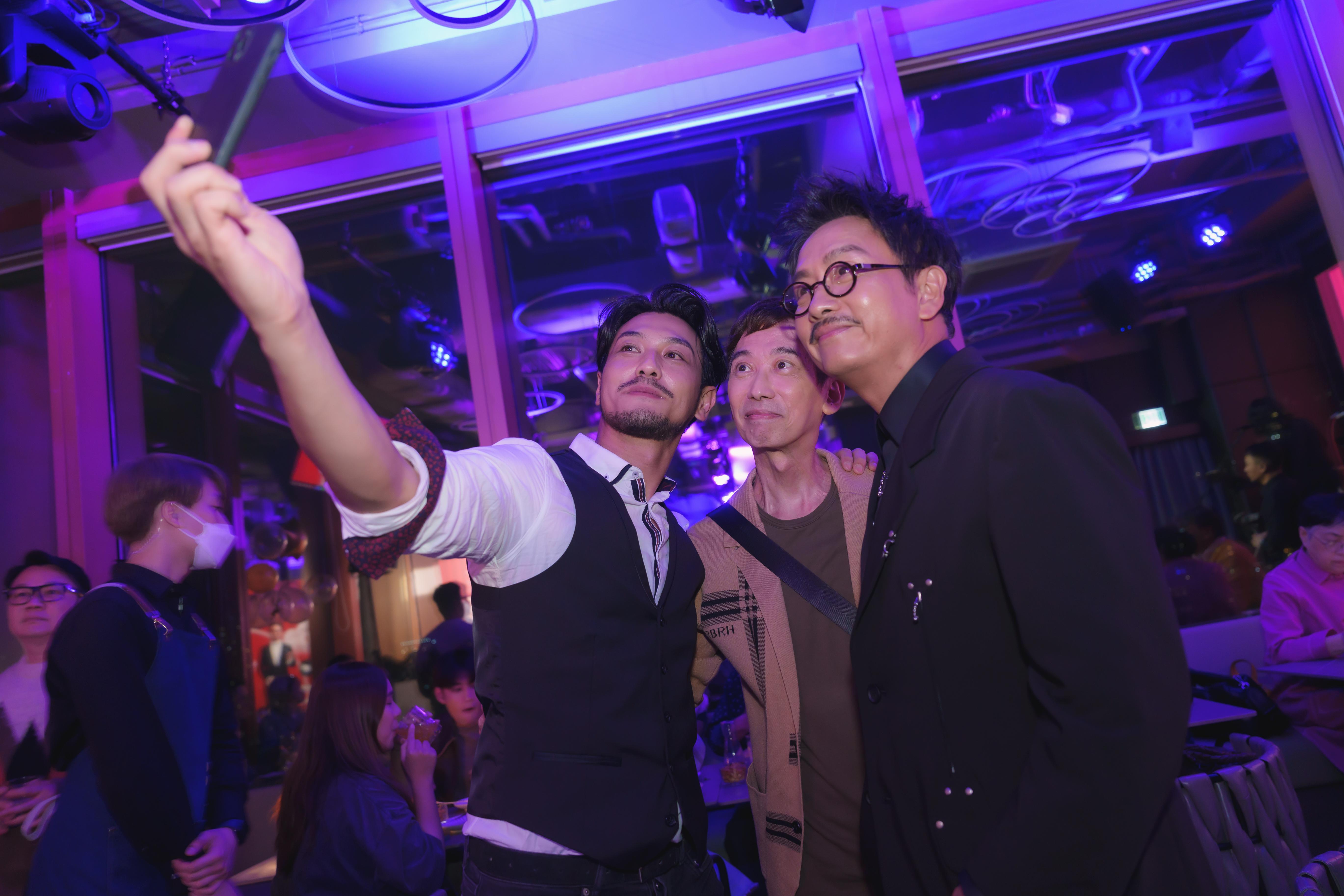 栢天男、張達明與豪哥開心自拍。