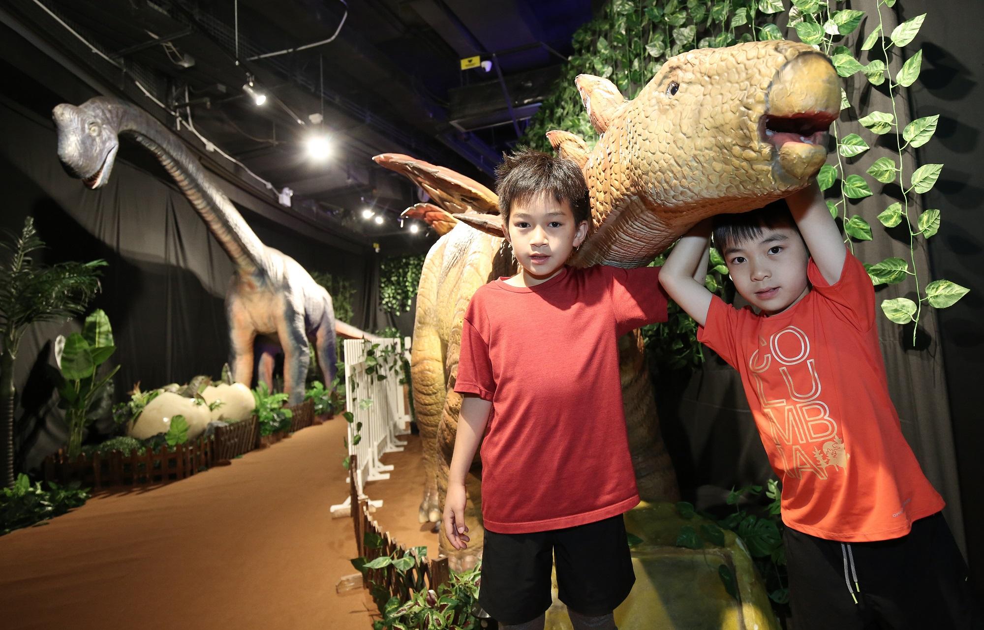 小朋友還爭恐後地與館內像真度超高的恐龍一起合照留念。