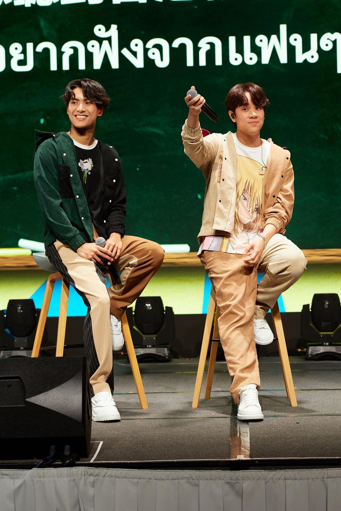 Ohm與Nanon與粉絲互動。