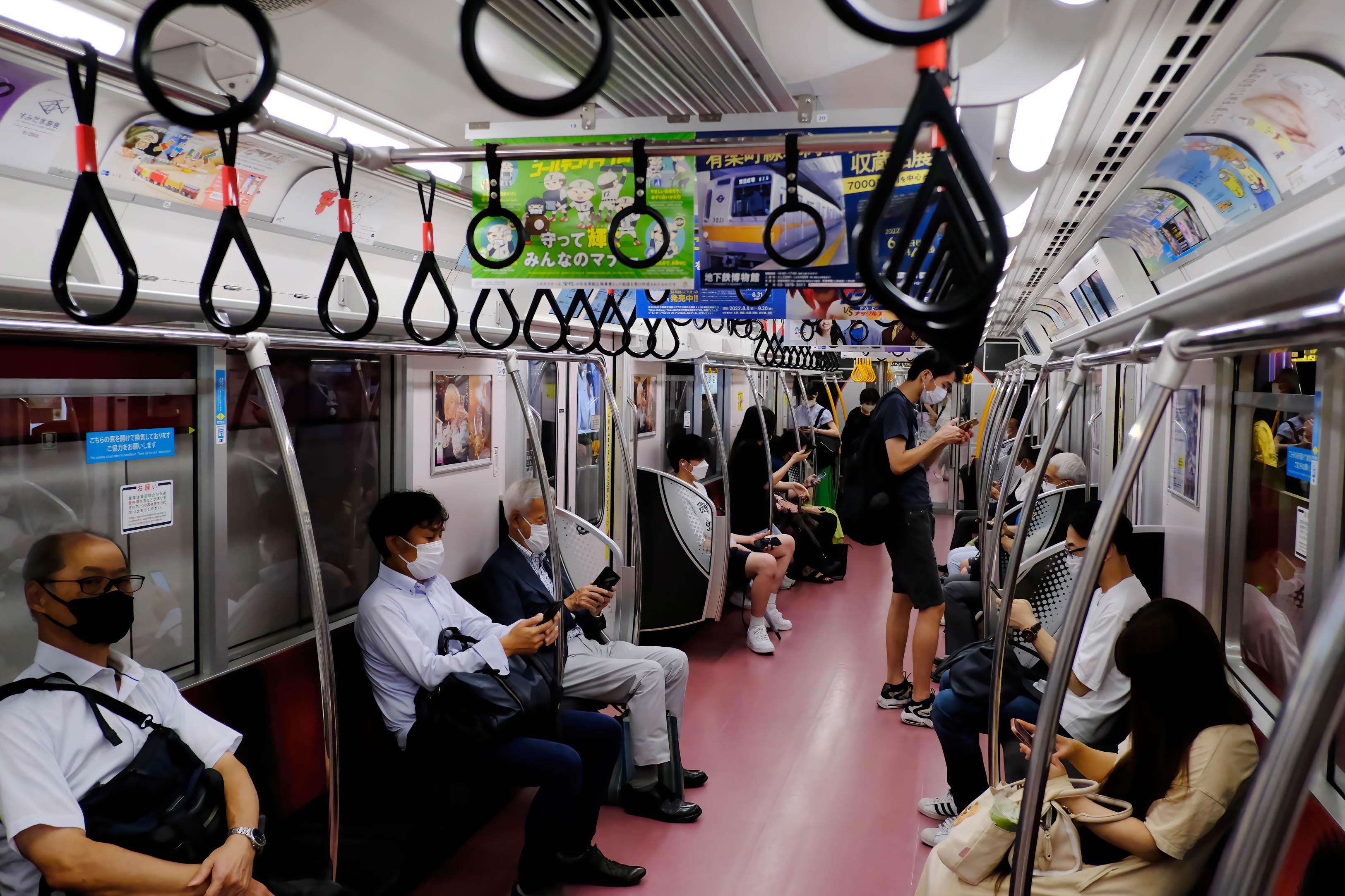 由3月13日起,JR東日本、JR東海不再要求乘客佩戴口罩。(getty images)