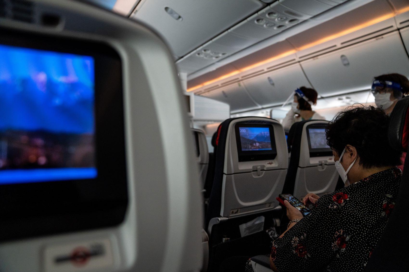 航班上,唔知有幾多乘客會堅持戴口罩呢?(getty images)