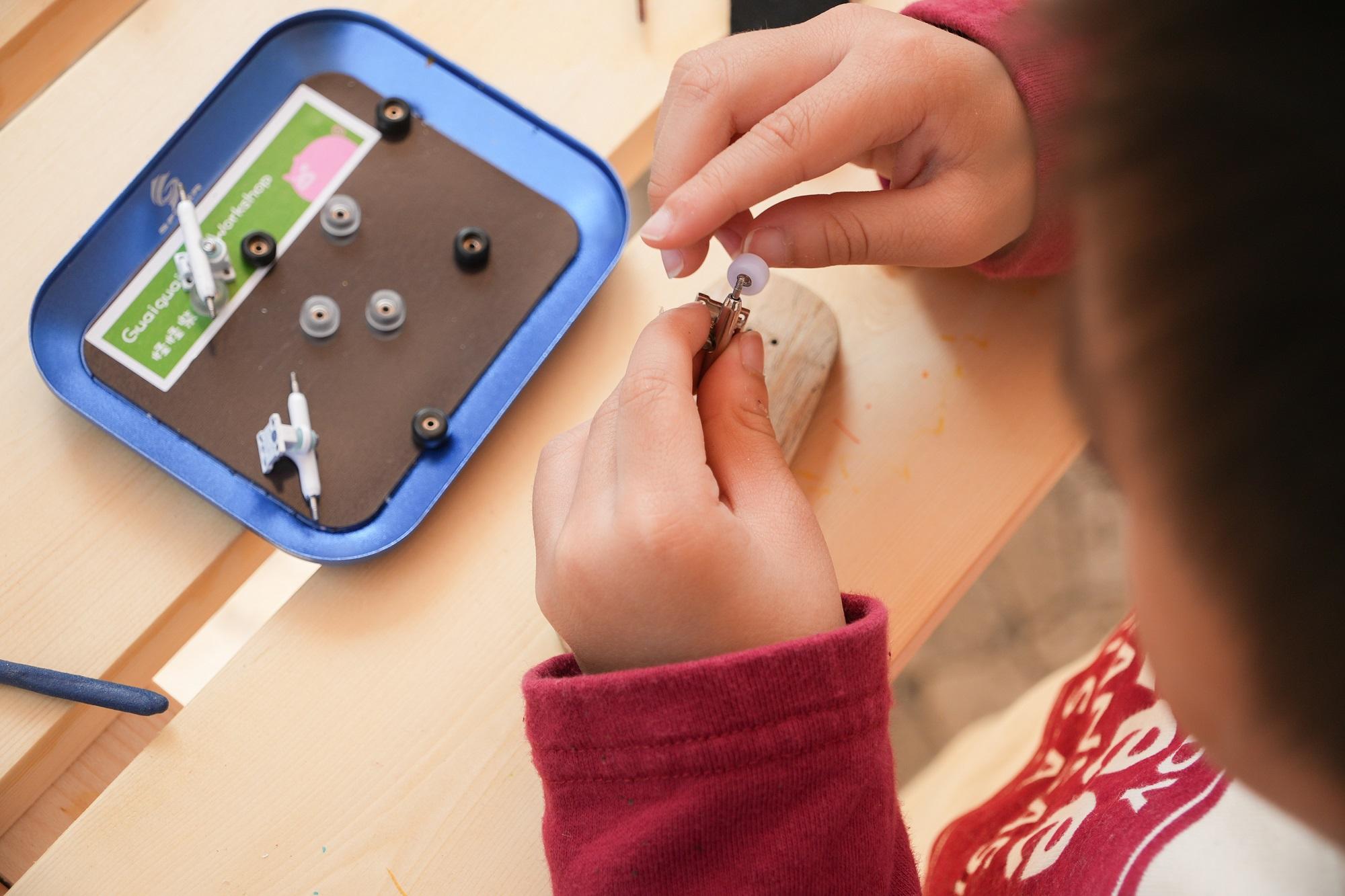 手指滑板DIY (Finger-skateboard DIY)