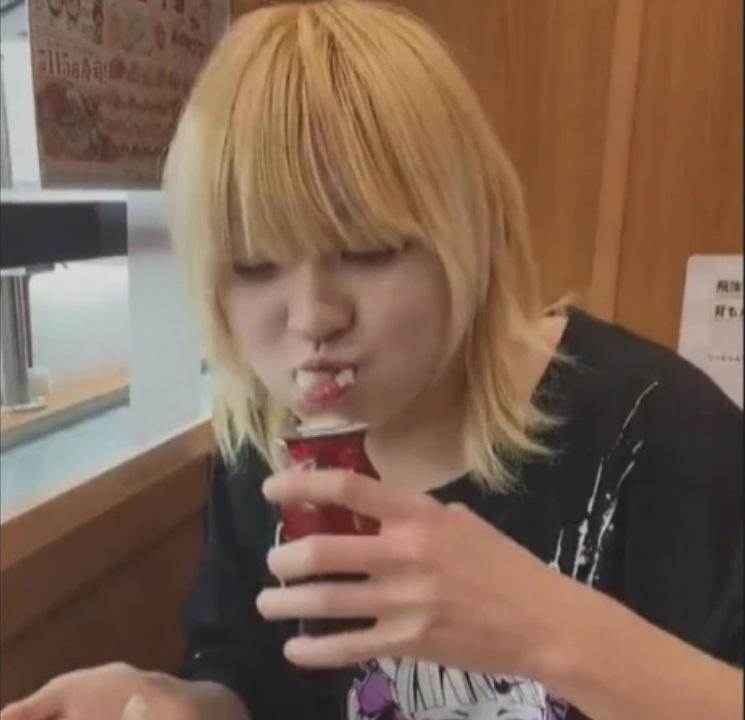 21歲青年因為模仿在藏壽司飲豉油,結果被警方拘捕。(影片截圖)