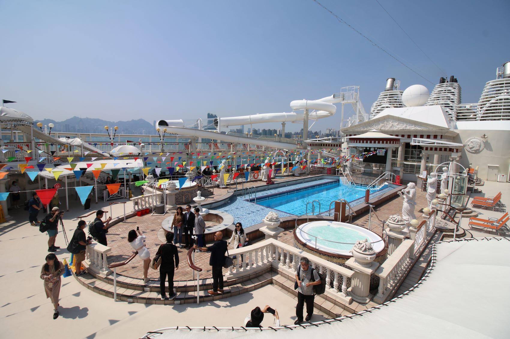 露天的羅馬泳池更設有凱撒滑梯和熱水浴缸