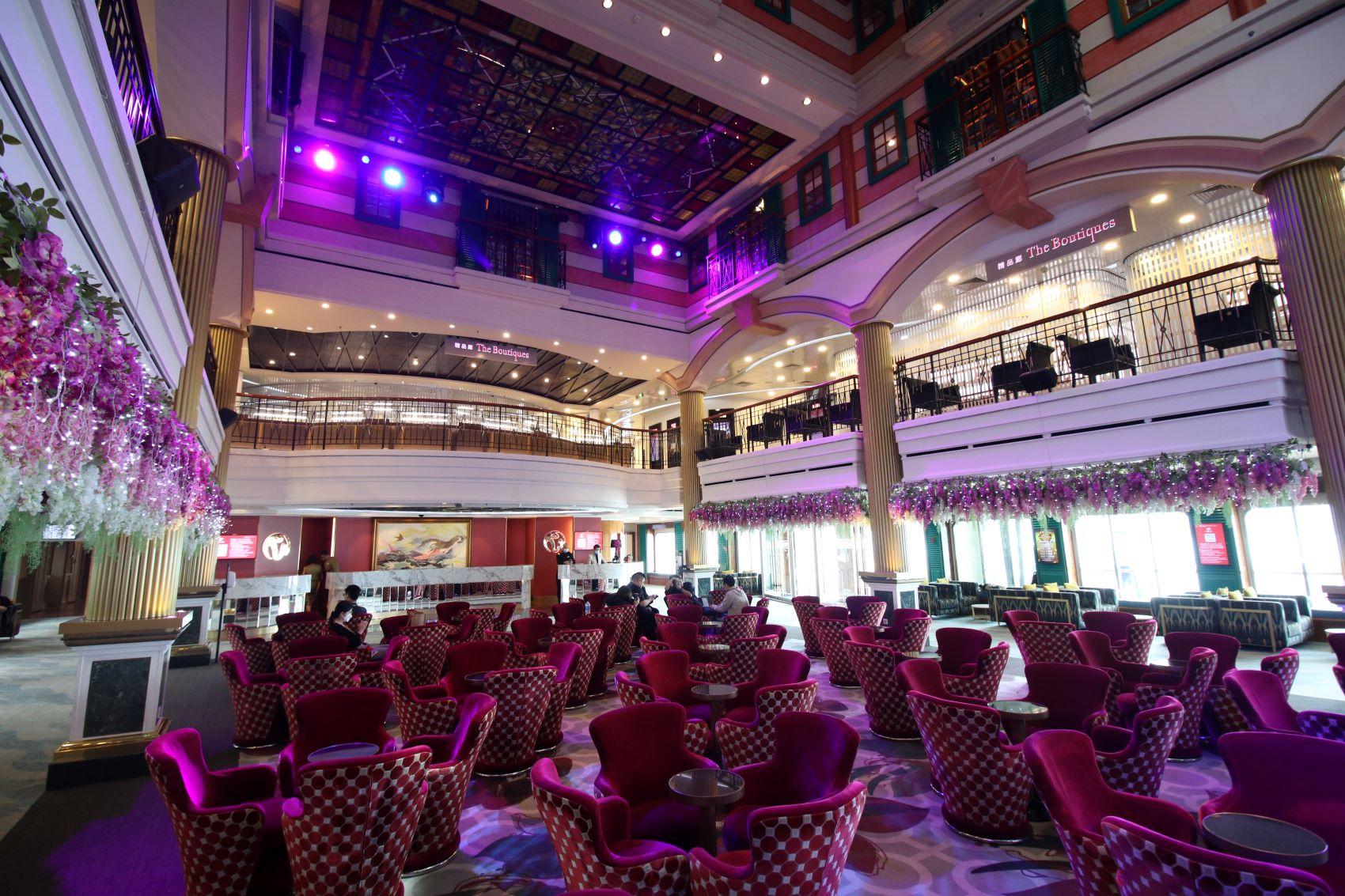 全船13 層樓高,是第一艘將在香港重啟母港航次長達一年的郵輪