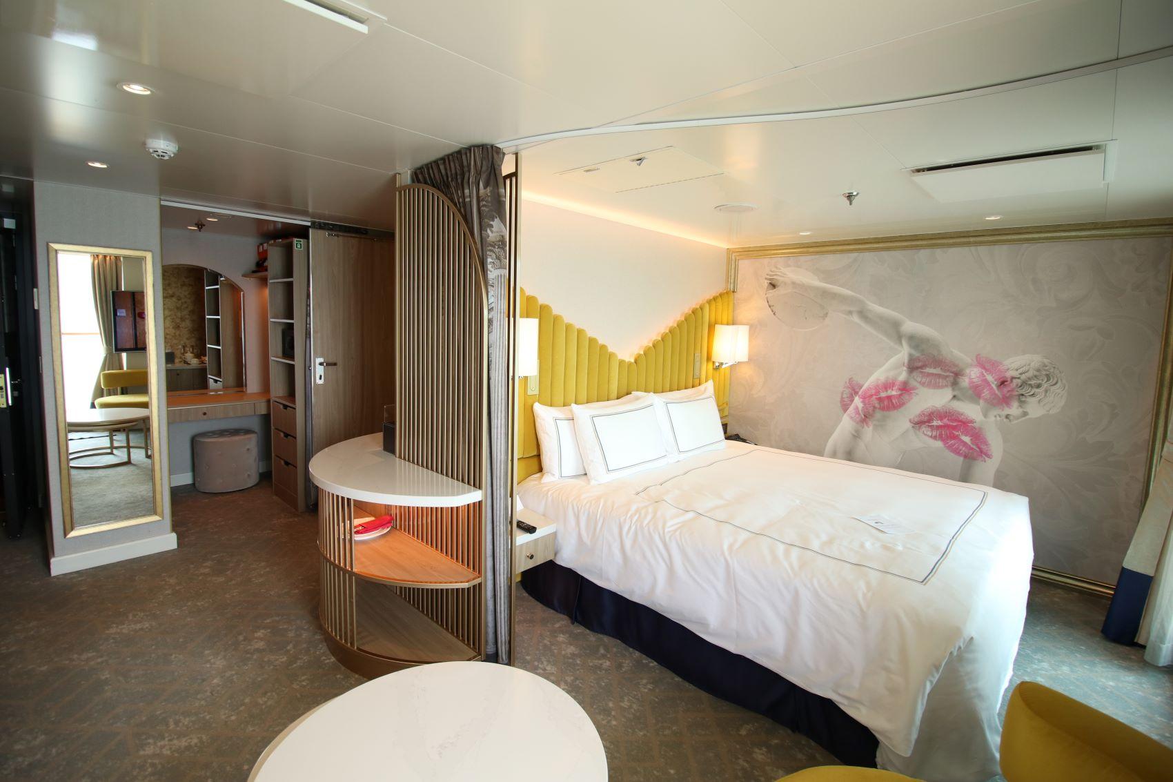 提供一張特大雙人雙和雙人沙發床