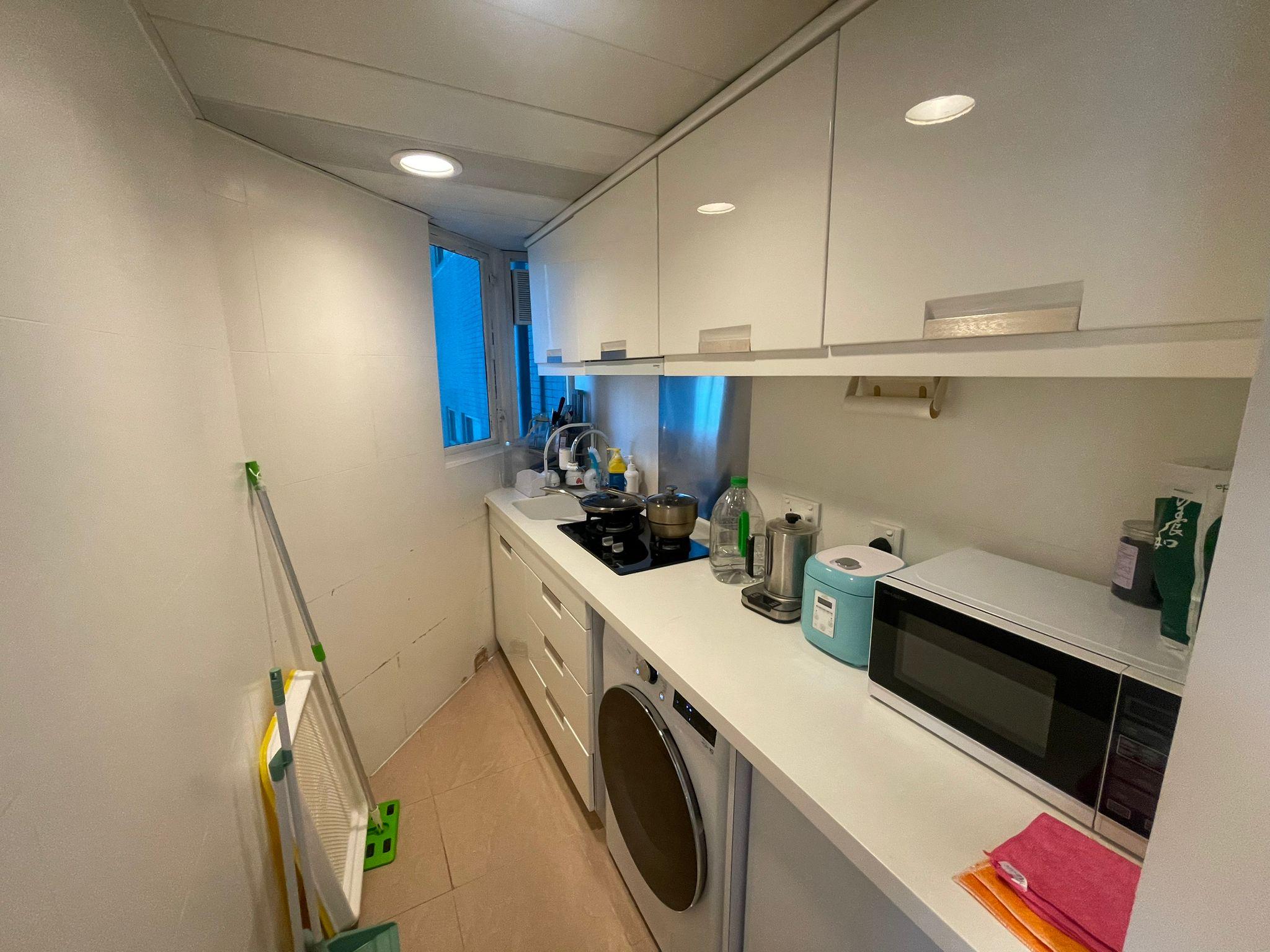 廚房間隔呈長形狀,配套齊全。