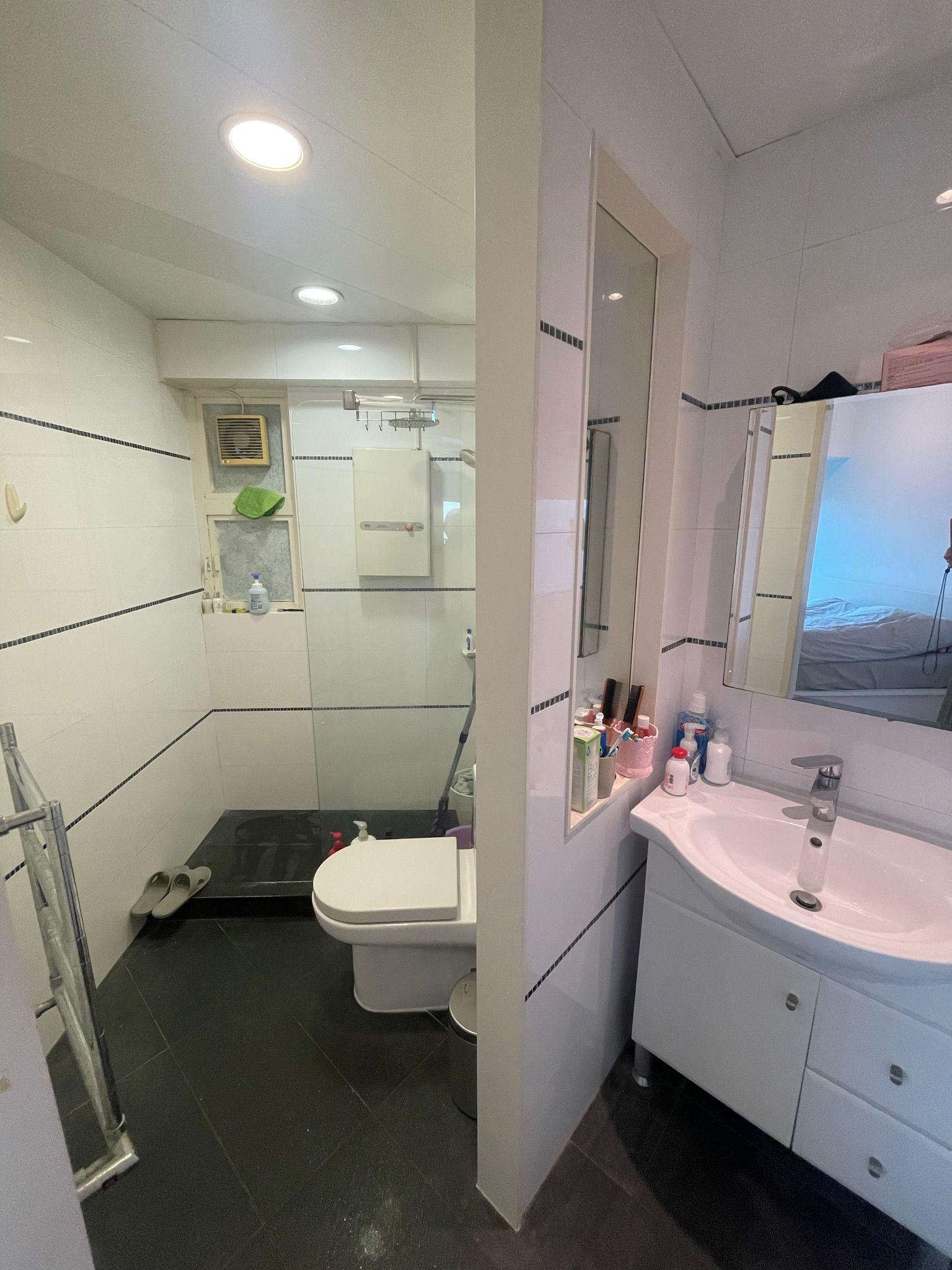 浴室空間大,洗手盆與沐浴之間設有半牆區隔,營造乾濕分離空間。