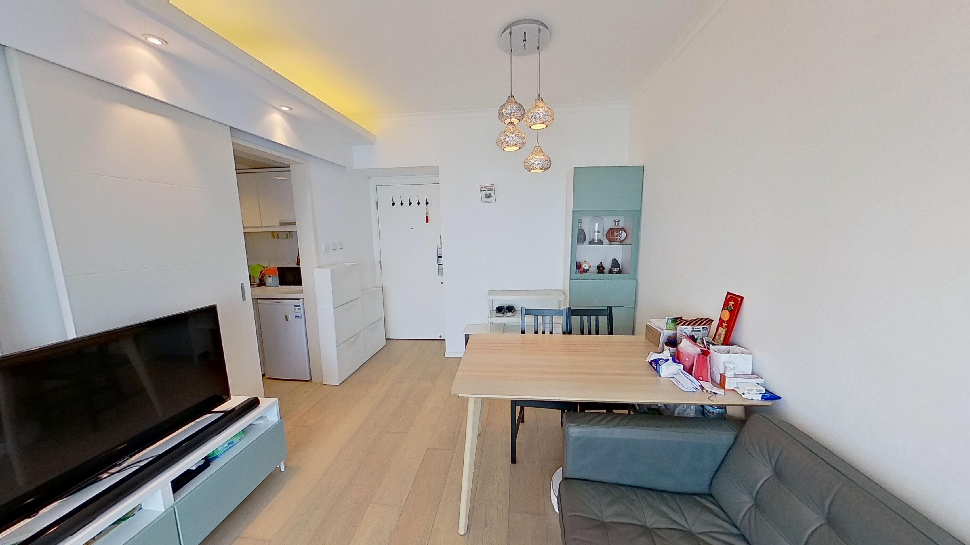 大廳與廚房以趟門分隔,感覺整齊,又能加強空間靈活性。