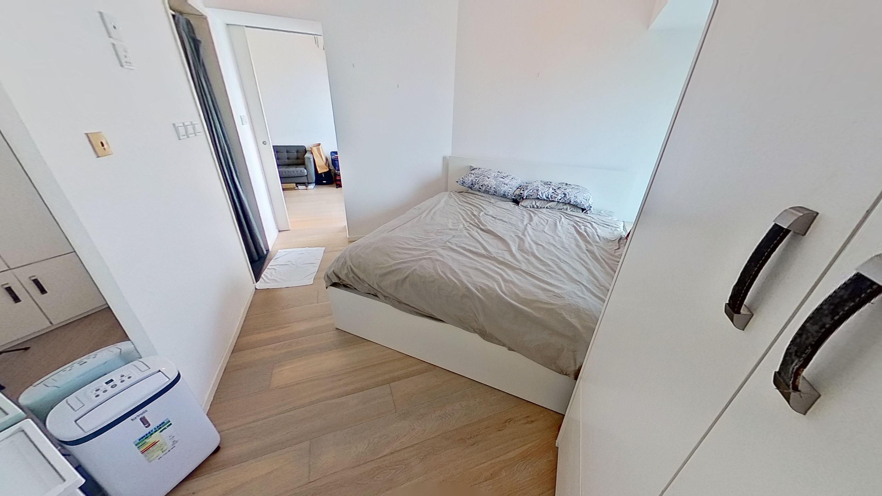 睡房間隔不算四正,但擺放大型傢俬後,活動空間仍十分充裕。