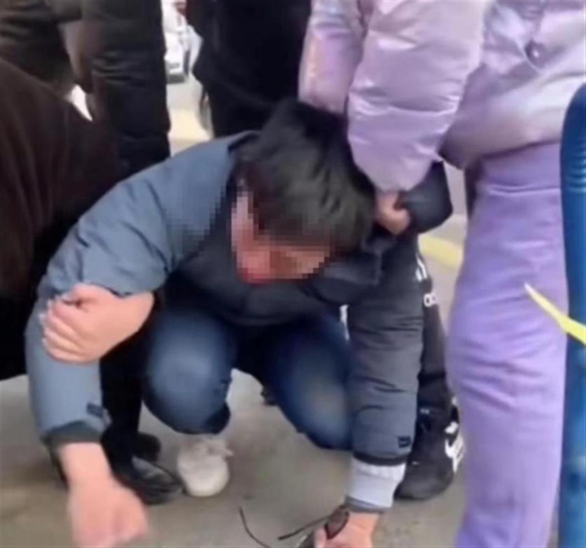 男子被強迫跪地供出同黨。(互聯網)