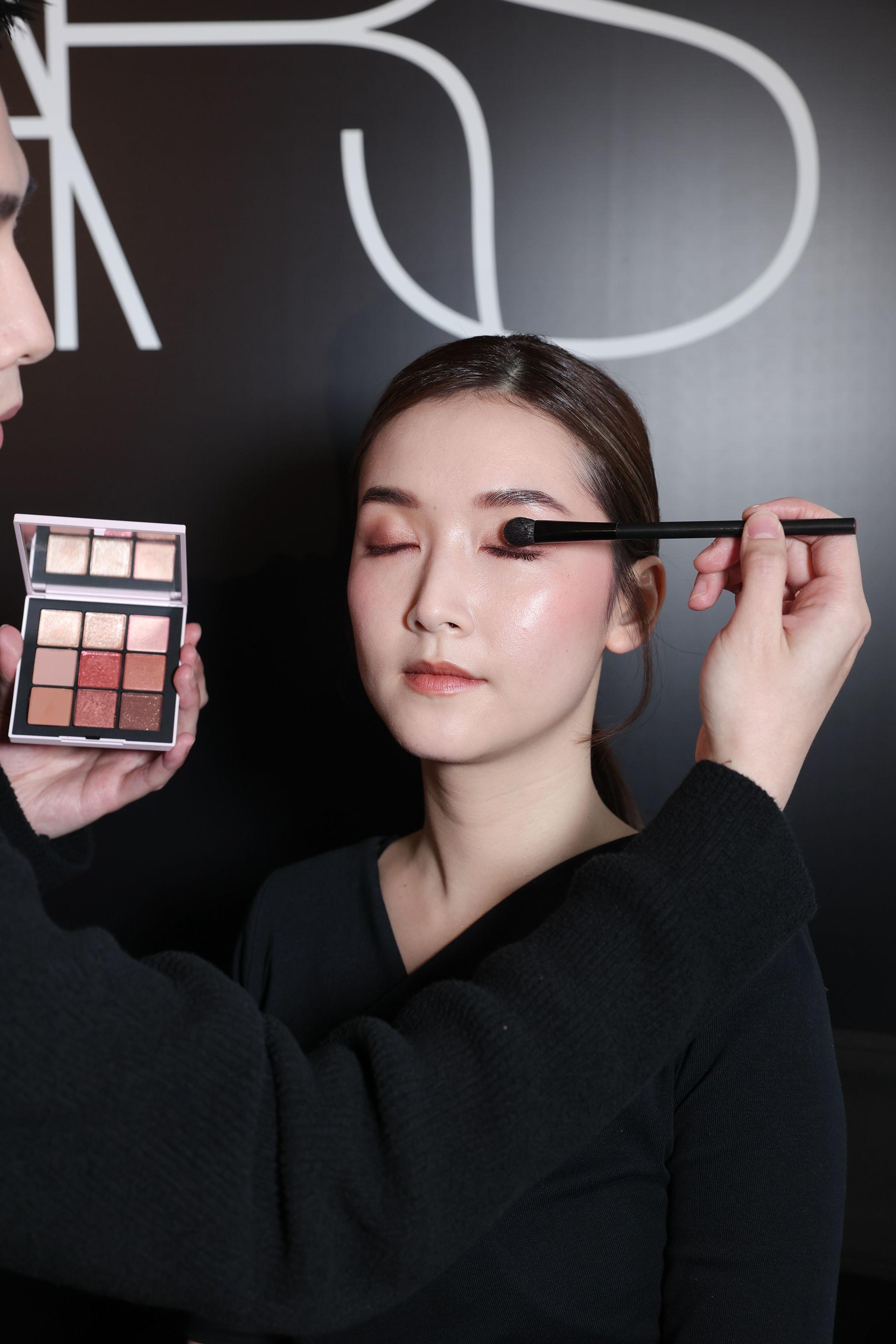 Step 2.再混合細緻金色珠光蜜桃粉紅色ORGASM與閃亮蛋白石色HIGH SPEED,掃於眼頭三分二位置作提亮。