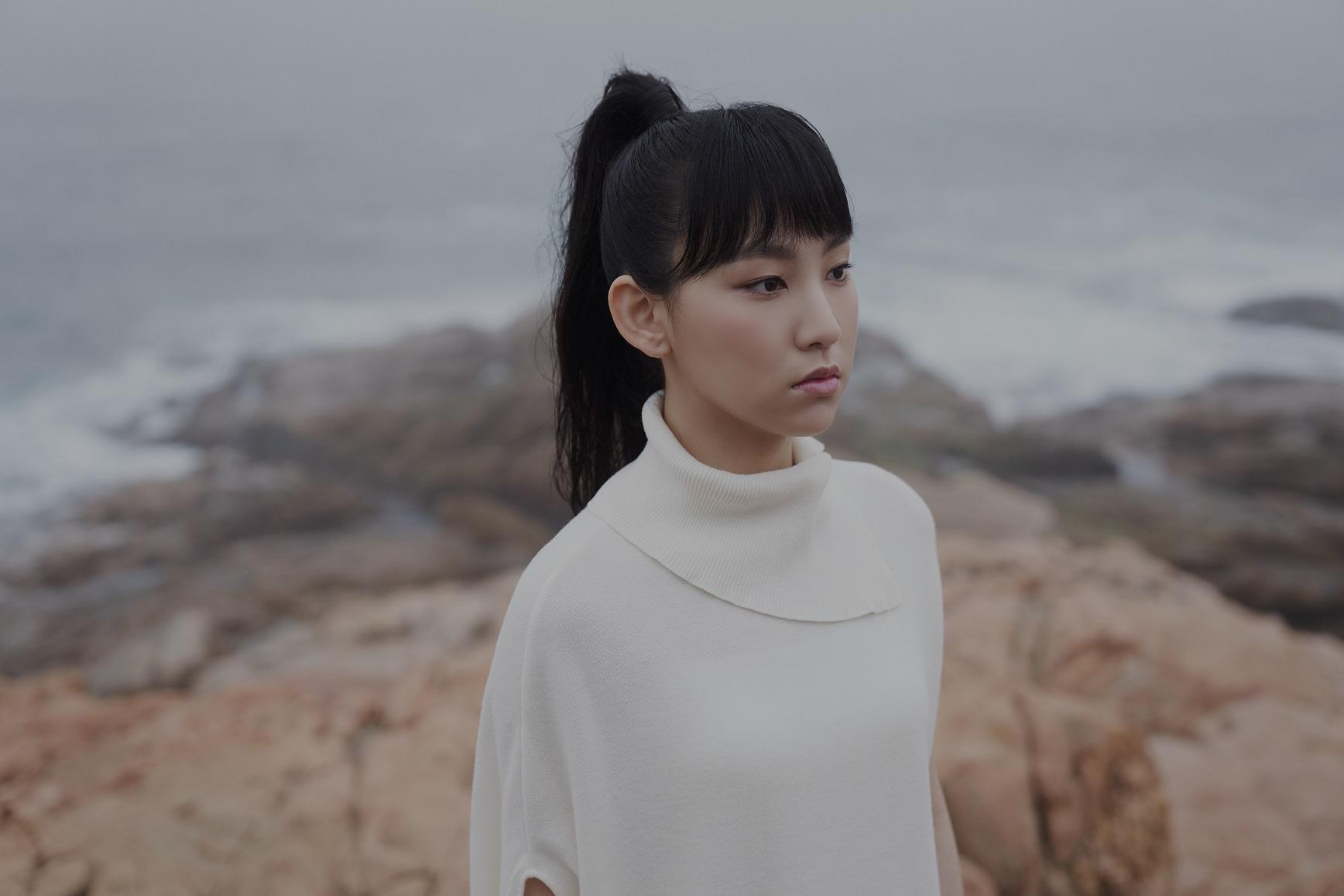 17歲仍然求學的Gigi,雖未嘗初戀滋味,但新歌《大開眼界》仍能唱出愛情的扎心時刻