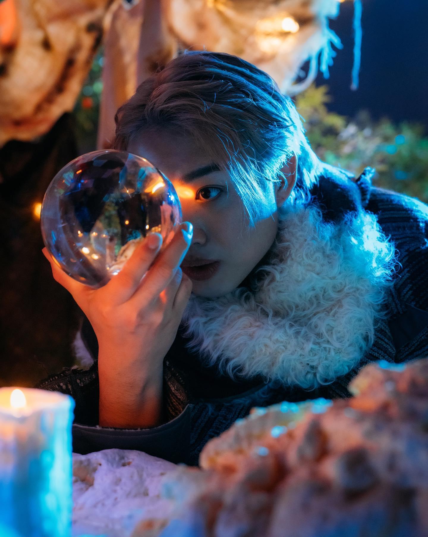 Jer表示新歌MV的藍光純是水晶球反射,跟以前3個系列的MV沒連繫。