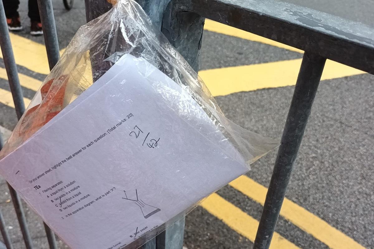 有西灣河街坊在地上拾獲一份試卷,隨即將其用袋入好綁在欄杆,等待物主自行認領。(FB群組「筲箕灣西灣河關注組」)