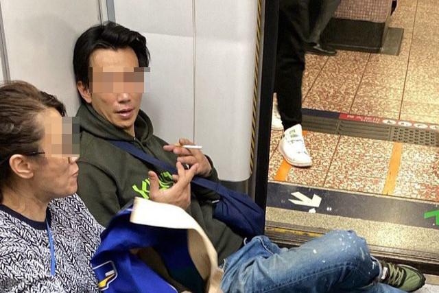 網上流傳一名男子在港鐵車廂吸煙。(Instagram帳戶「mtrsleepers」)
