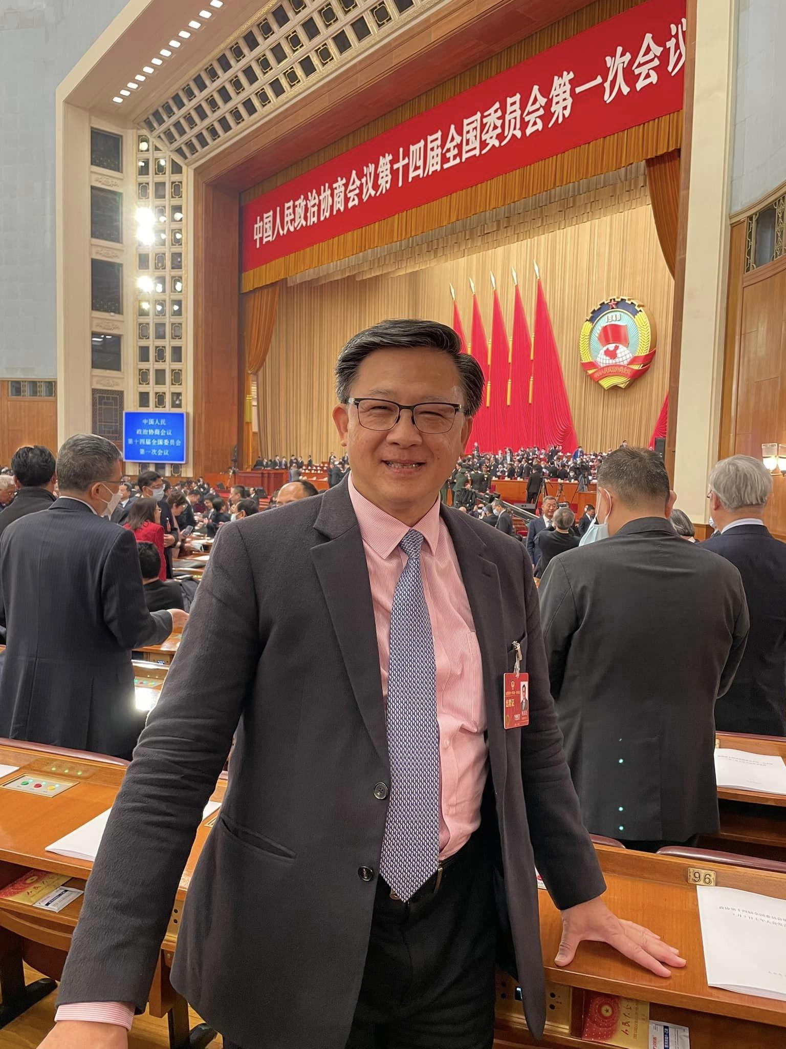 政協新丁何君堯首開會,興奮拍片大曬內部情況。(何君堯FB)