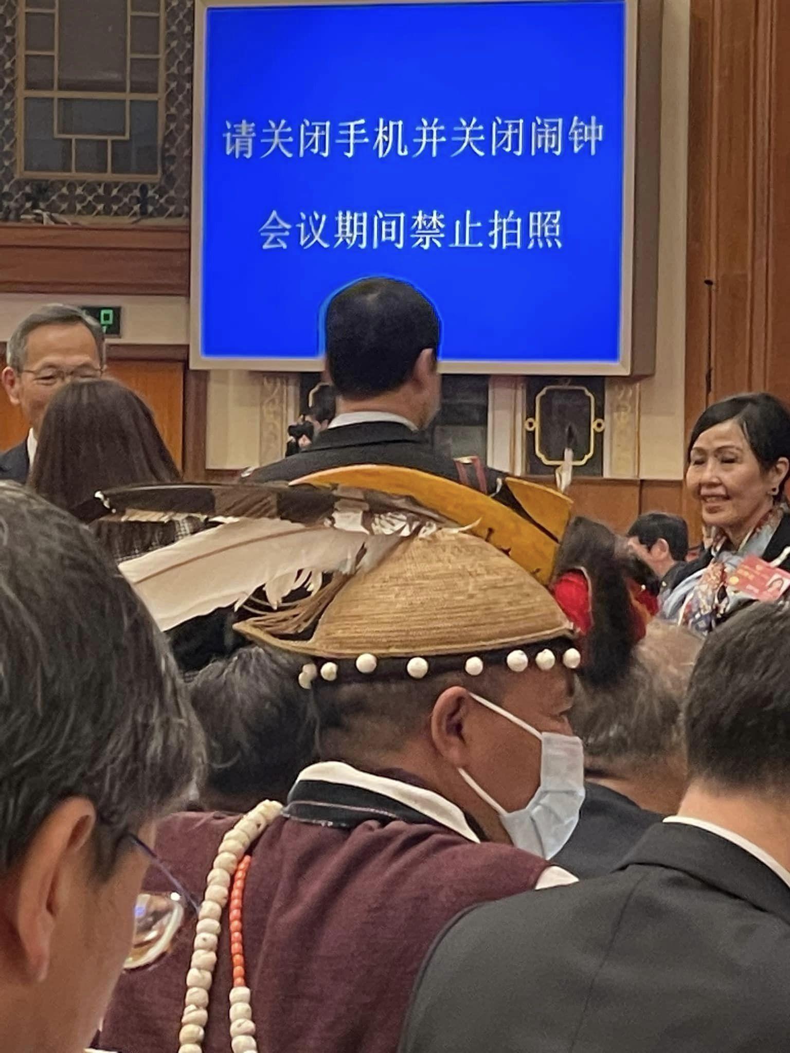 政協新丁何君堯首開會,興奮拍片大曬內部情況。(何君堯FB)