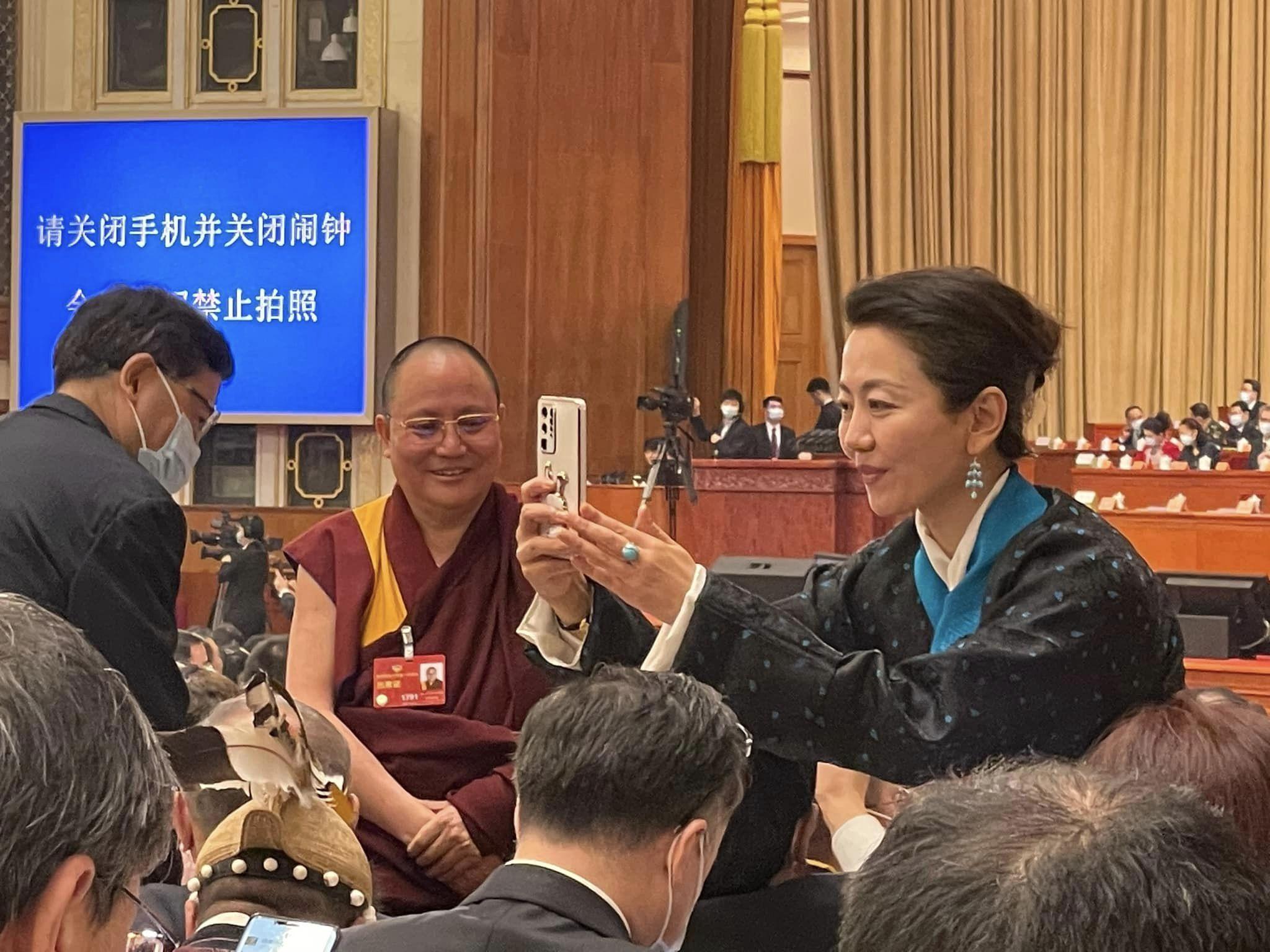 政協新丁何君堯首開會,興奮拍片大曬內部情況。(何君堯FB)