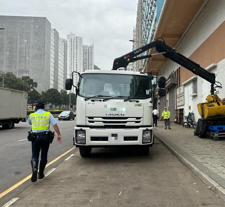 警方夥食環火炭工業區清理55公斤霸路雜物 另發逾2100張牛肉乾