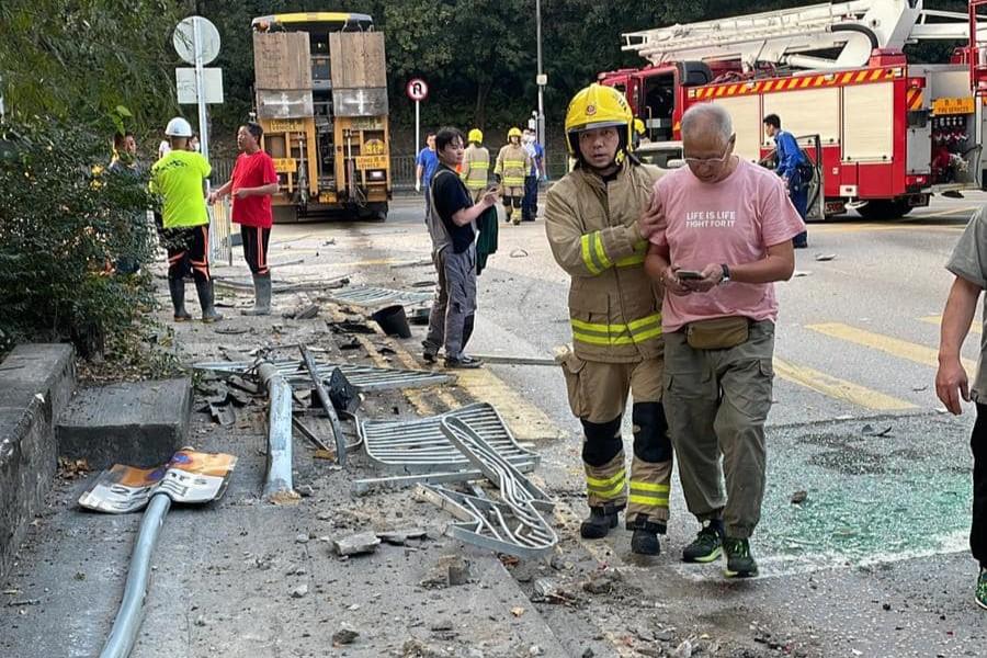意外現場一列鐵欄遭撞毀,地上留有大量玻璃碎。(網上圖片)