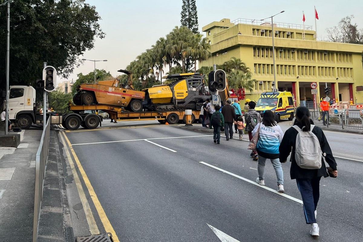 西貢公路有重型貨車失事,有市民落車徒步離開。(網上圖片)