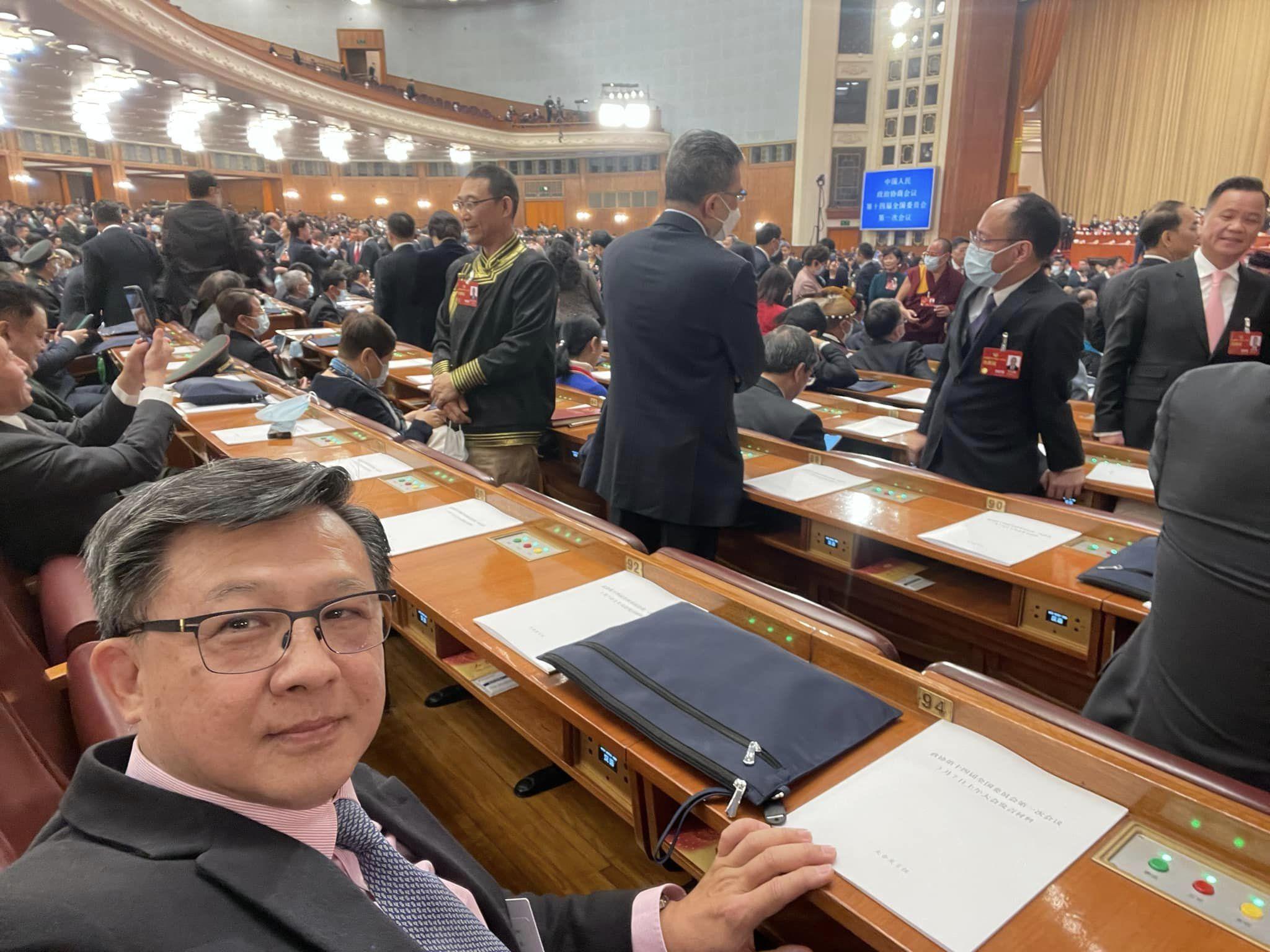 政協新丁何君堯首開會,興奮拍片大曬內部情況。(何君堯FB)