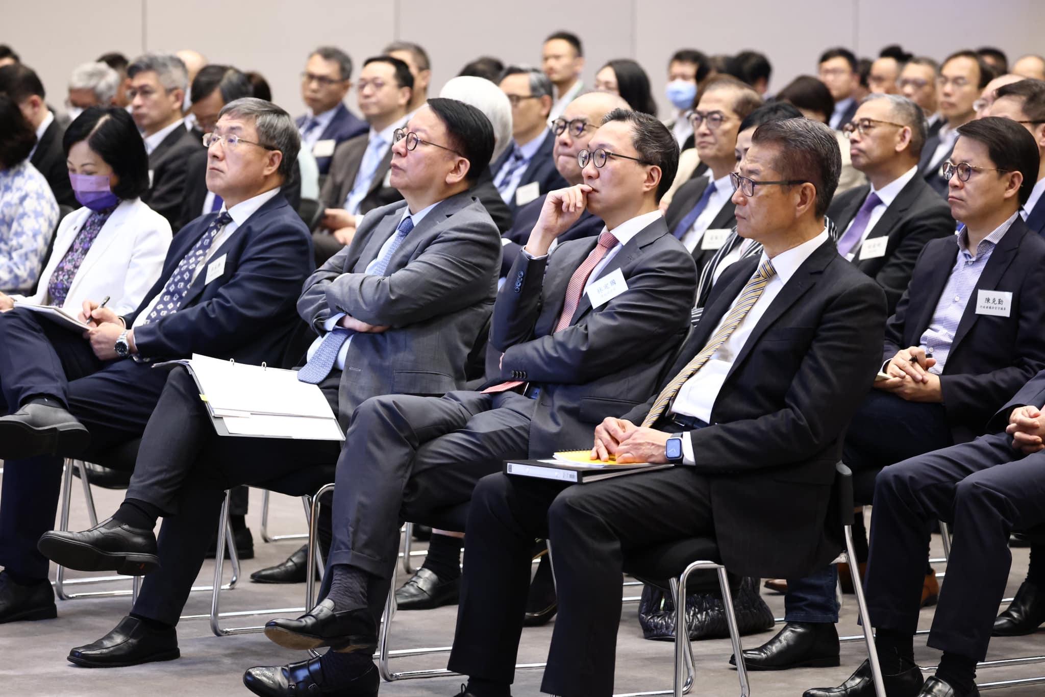 李家超主持全國兩會精神分享會。(FB李家超)