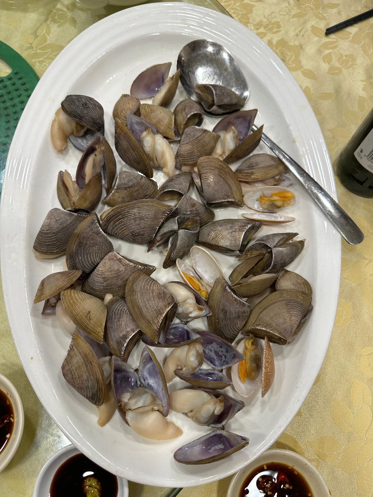 港男一行12人去流浮山用晚膳,埋單竟盛惠1.2萬,網民紛紛嘲笑成水魚。(FB香港茶餐廳及美食關注組)