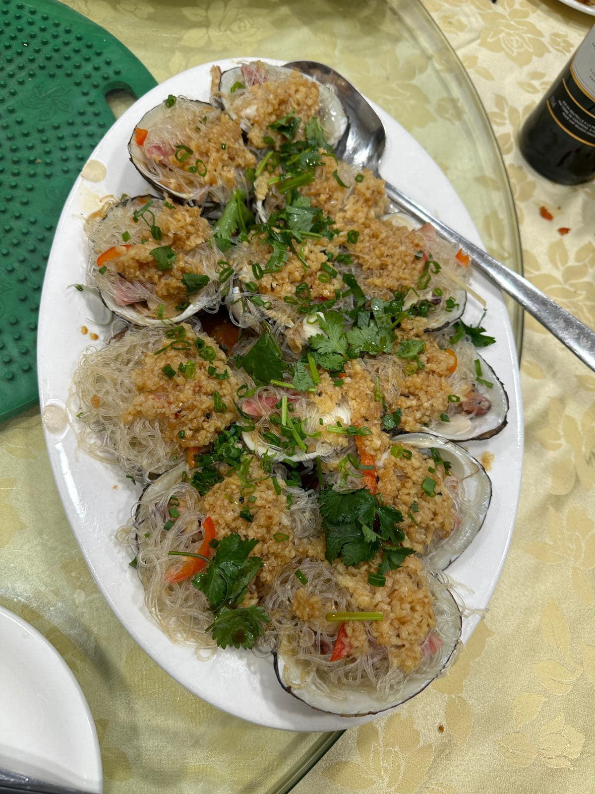 港男一行12人去流浮山用晚膳,埋單竟盛惠1.2萬,網民紛紛嘲笑成水魚。(FB香港茶餐廳及美食關注組)