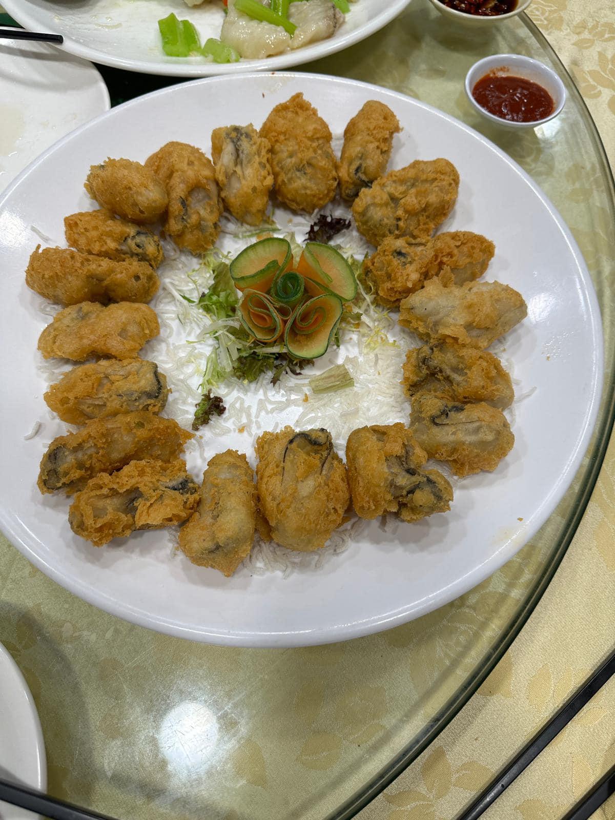 港男一行12人去流浮山用晚膳,埋單竟盛惠1.2萬,網民紛紛嘲笑成水魚。(FB香港茶餐廳及美食關注組)