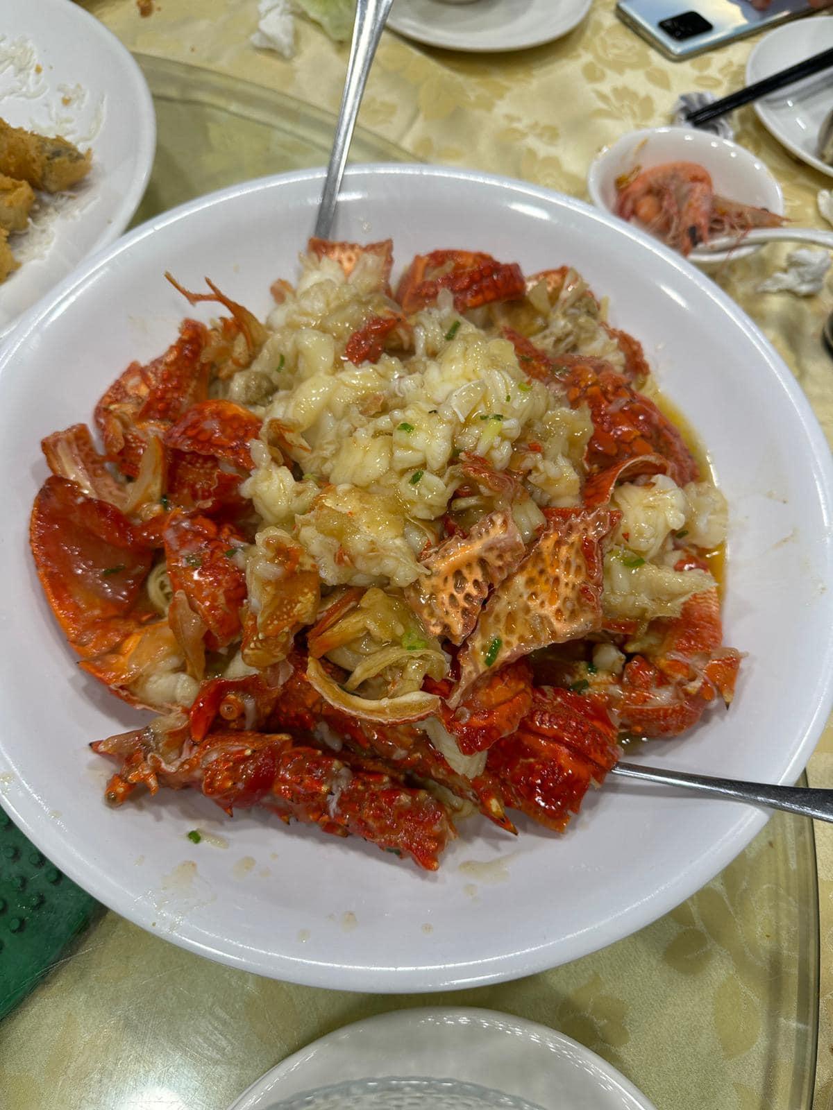 港男一行12人去流浮山用晚膳,埋單竟盛惠1.2萬,網民紛紛嘲笑成水魚。(FB香港茶餐廳及美食關注組)