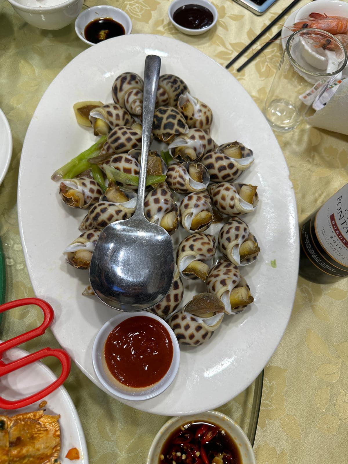 港男一行12人去流浮山用晚膳,埋單竟盛惠1.2萬,網民紛紛嘲笑成水魚。(FB香港茶餐廳及美食關注組)