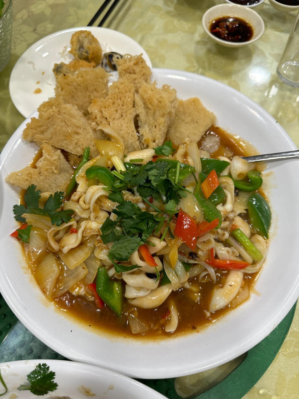 港男一行12人去流浮山用晚膳,埋單竟盛惠1.2萬,網民紛紛嘲笑成水魚。(FB香港茶餐廳及美食關注組)