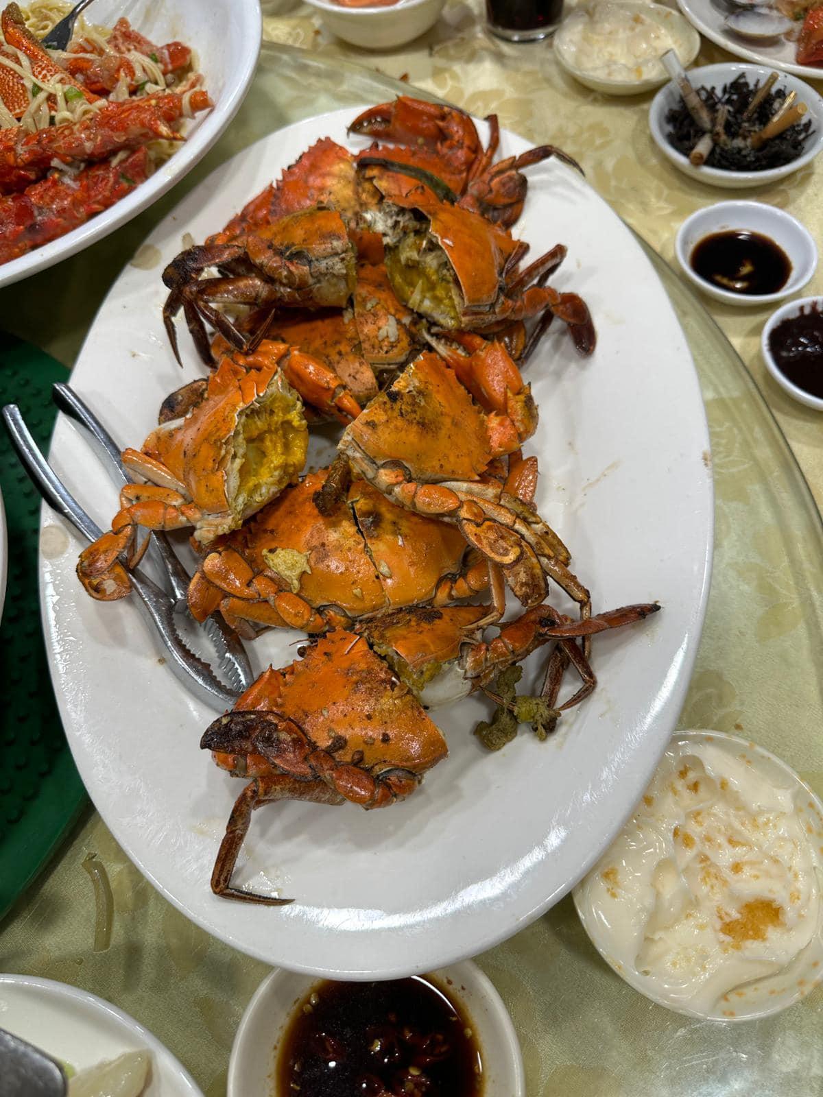 港男一行12人去流浮山用晚膳,埋單竟盛惠1.2萬,網民紛紛嘲笑成水魚。(FB香港茶餐廳及美食關注組)